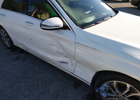 2017 Mercedes-Benz C 300 4Matic z USA, uszkodzony, nr VIN 55SWF4KB7HU216891